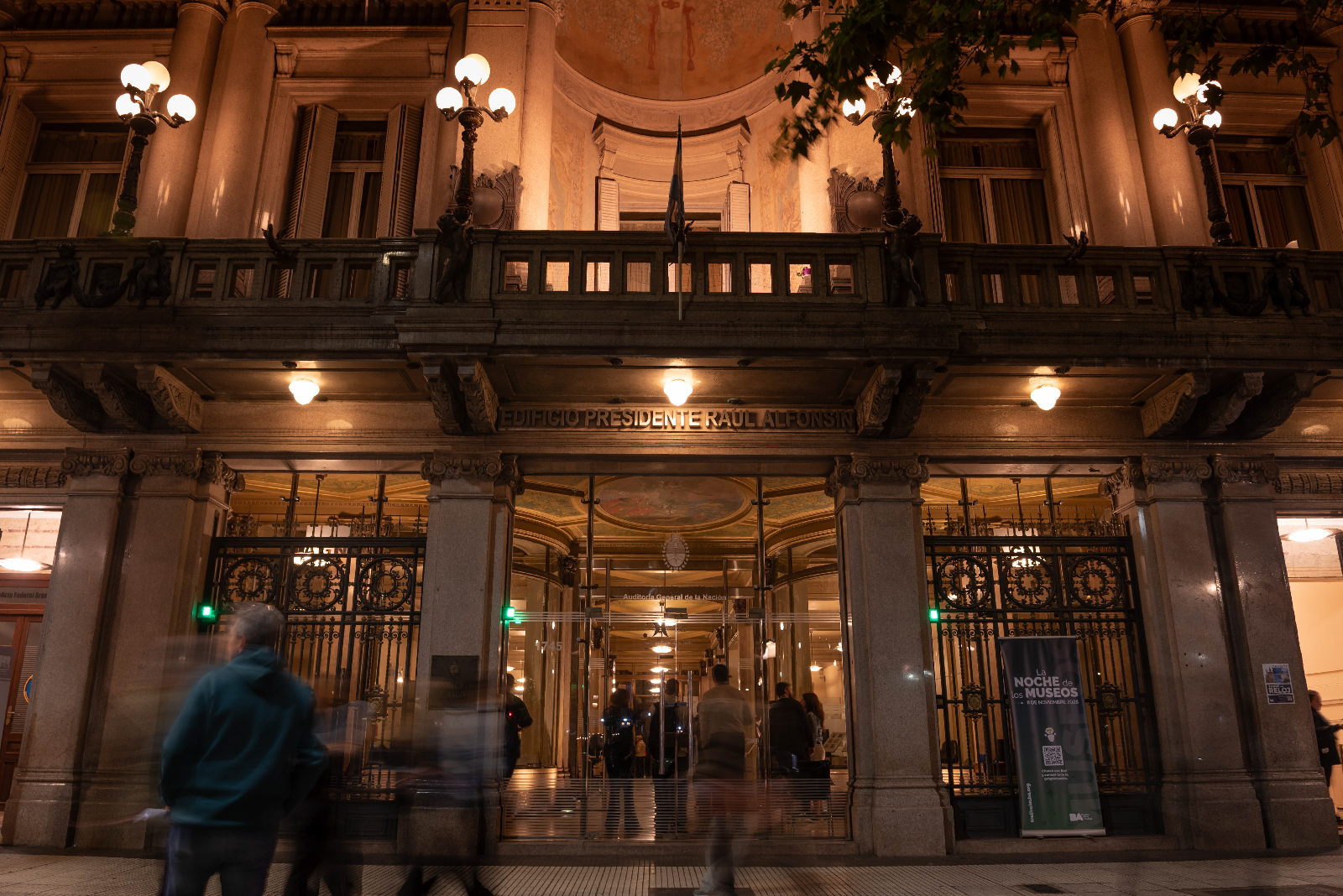 Más de mil personas visitaron la AGN en una nueva edición de La Noche de los Museos.